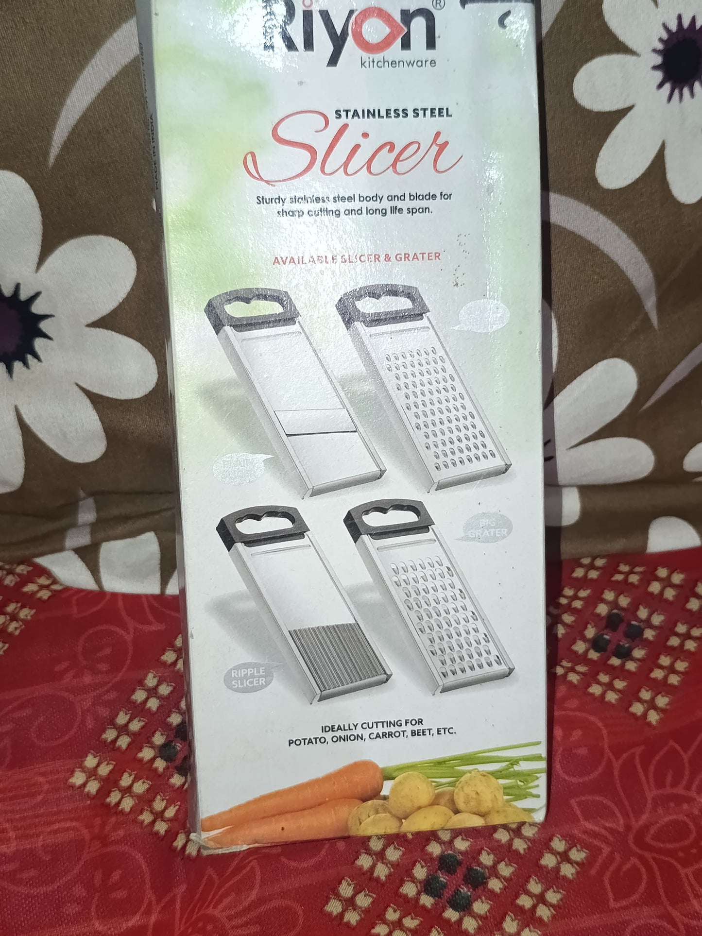 Riyon stainless steel slicer sturdy stainless steel body and blade for sharp cutting and long life span.