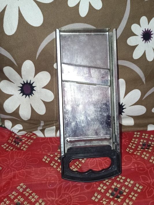 Riyon stainless steel slicer sturdy stainless steel body and blade for sharp cutting and long life span.